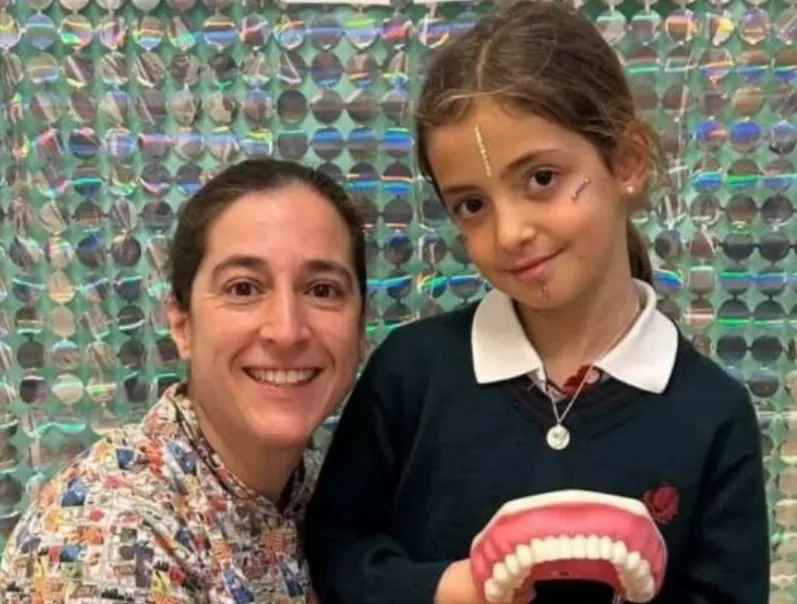 Paciente adolescente con la Dra. Isabel Aranda en la Clínica Dental Aranda, alineadores dentales en Córdoba