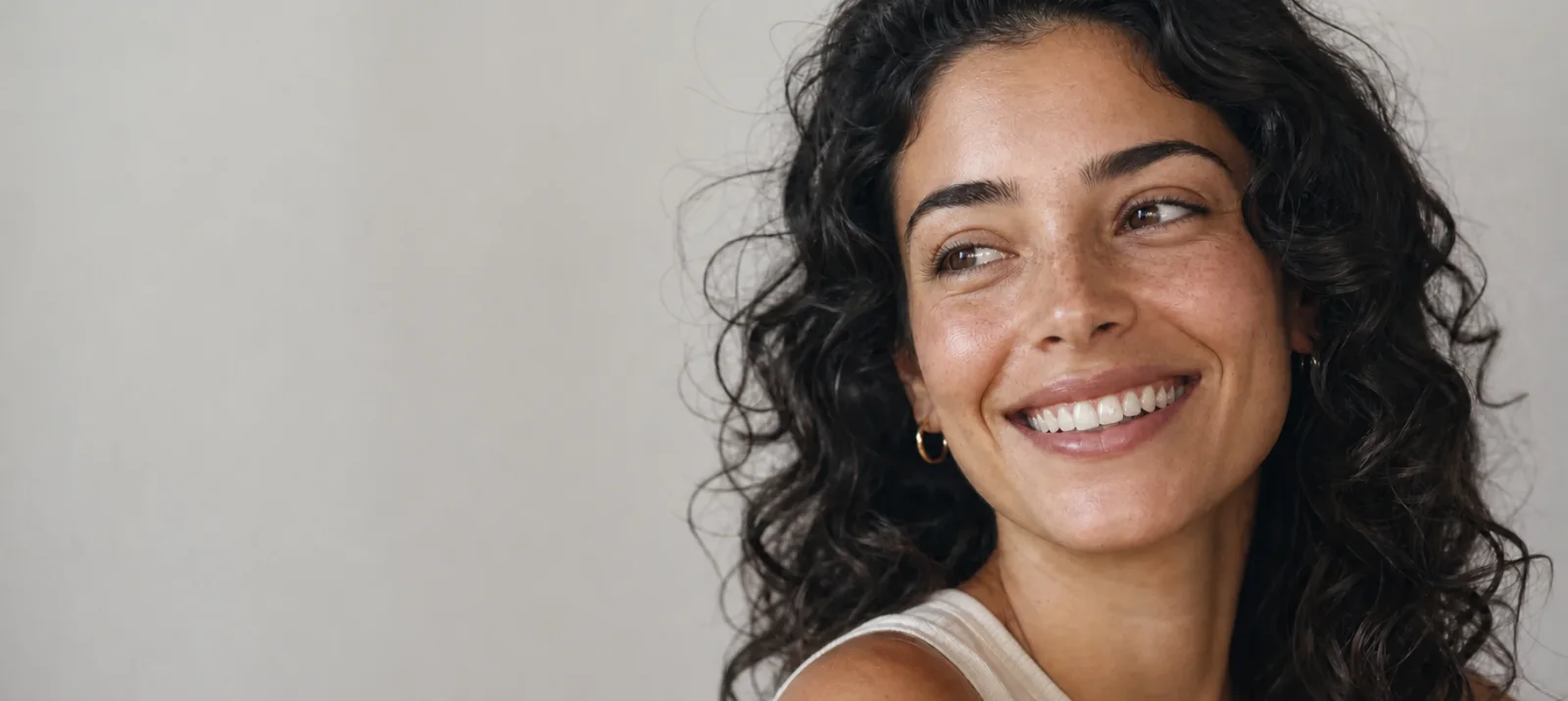 Mujer joven sonriendo con un brillante en un incisivo lateral