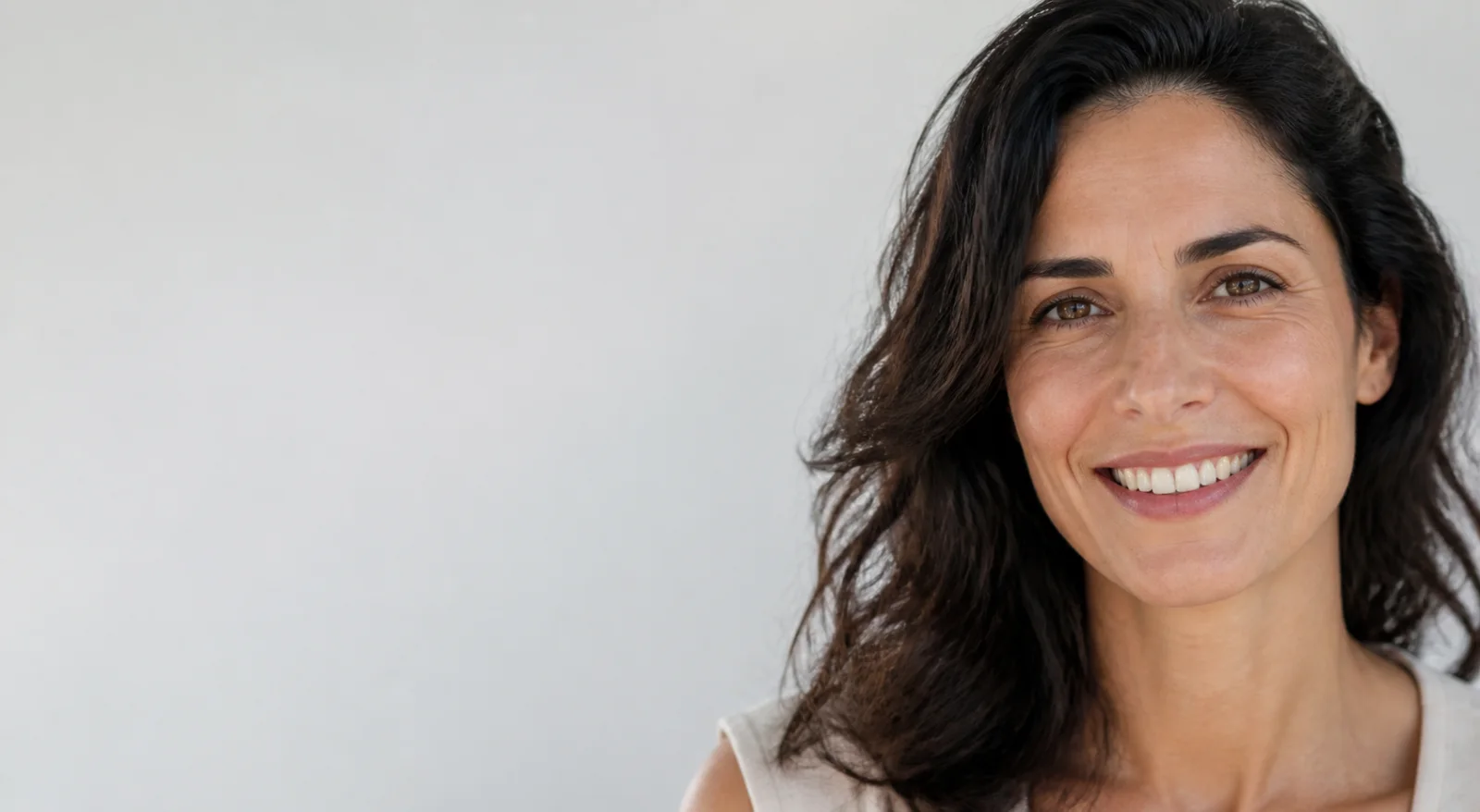 Mujer adulta mostrando una sonrisa natural