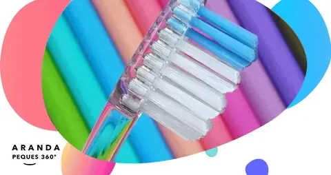 Cepillo dental infantil sobre fondo de colores para prevenir la caries