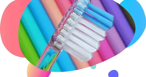 Cepillo dental infantil sobre fondo de colores para prevenir la caries