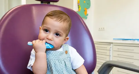 Bebé en revisión dental en la Clínica Dental Aranda