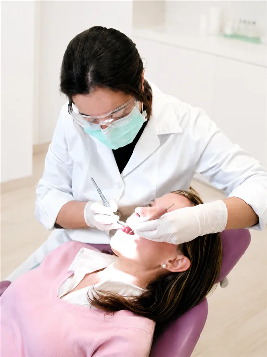 Dra. Isabel Aranda tratando a una paciente en la Clínica Dental Aranda de Córdoba
