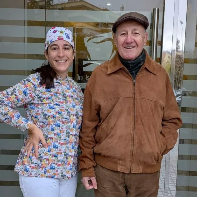 Dra. Isabel Aranda con un paciente en la entrada de Clínica Dental Aranda