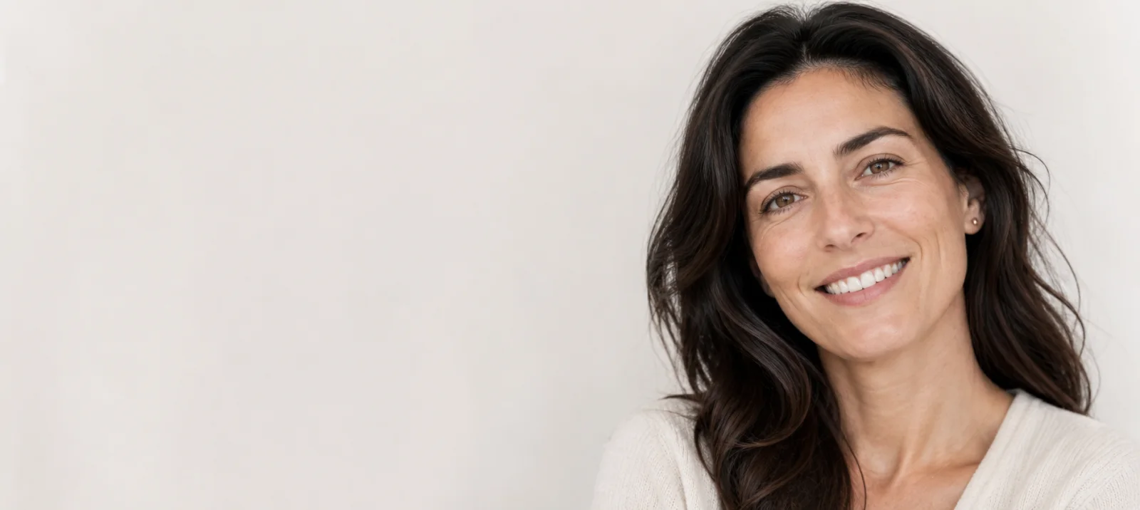 Mujer sonriendo con naturalidad