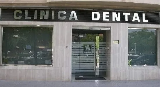 Fachada de Clínica Dental Aranda en la Avenida del Aeropuerto, Córdoba