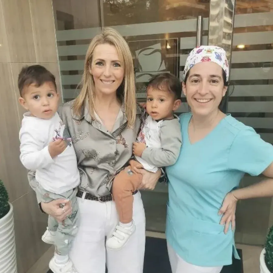 Madre con sus gemelos en la entrada de Clínica Dental Aranda en Córdoba