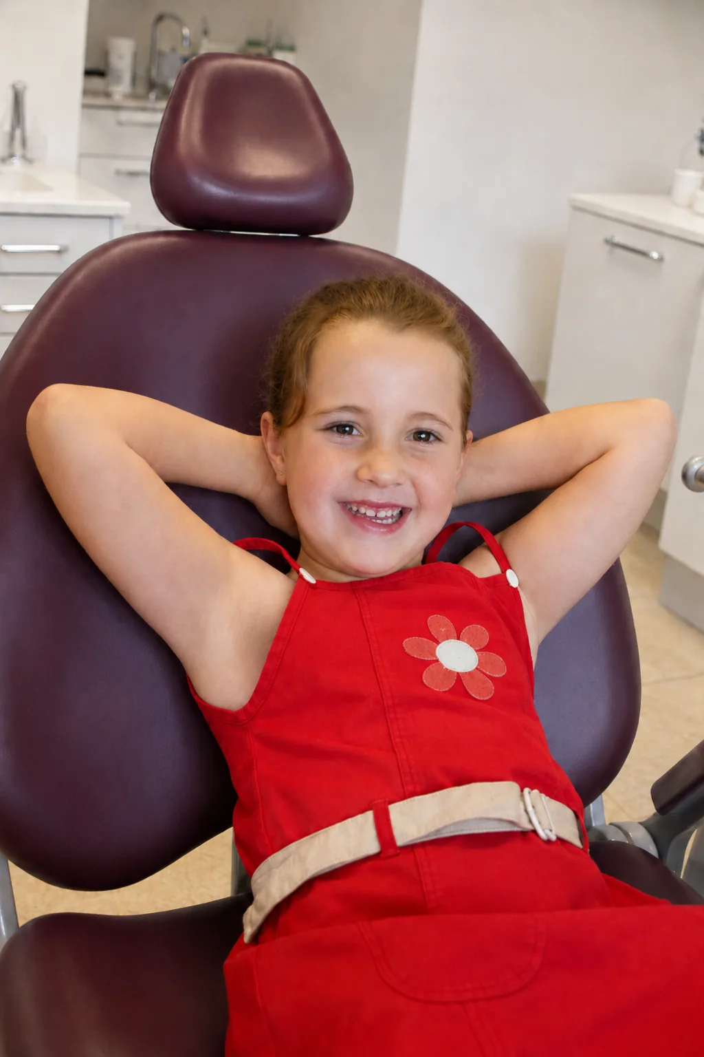 Niña sonriente y relajada en el sillón de Clínica Dental Aranda en Córdoba