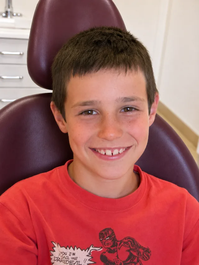 Niño sonriendo tras su revisión dental en Clínica Dental Aranda en Córdoba