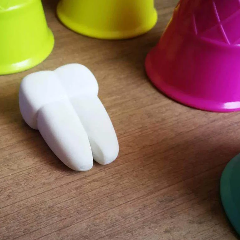 Diente infantil con conos de colores