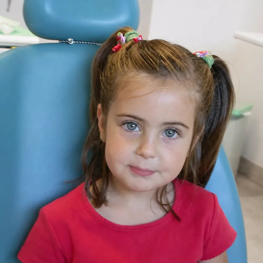 Niña en consulta de odontopediatría en Córdoba, Clínica Dental Aranda