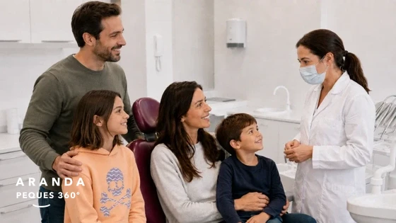 Familia con dos hijos hablando con la dentista infantil en Clínica Dental Aranda, Córdoba
