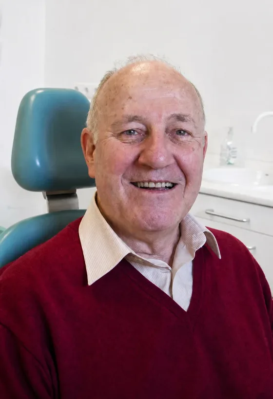 Paciente sonriendo en la consulta de Clínica Dental Aranda en Córdoba
